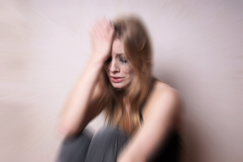 Erschöpftes Elternteil bei Eltern-Burnout – Hypnose als Unterstützung bei Stress und Überforderung